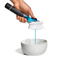Brosse à vaisselle avec distributeur de savon OXO