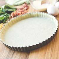 Round non-stick quiche pan with removable bottom