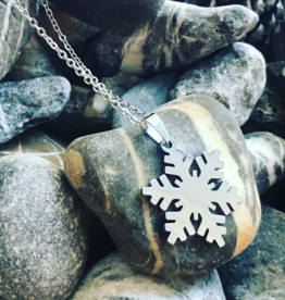 Wonderland 'Elsa' Stainless Steel Snowflake Necklace