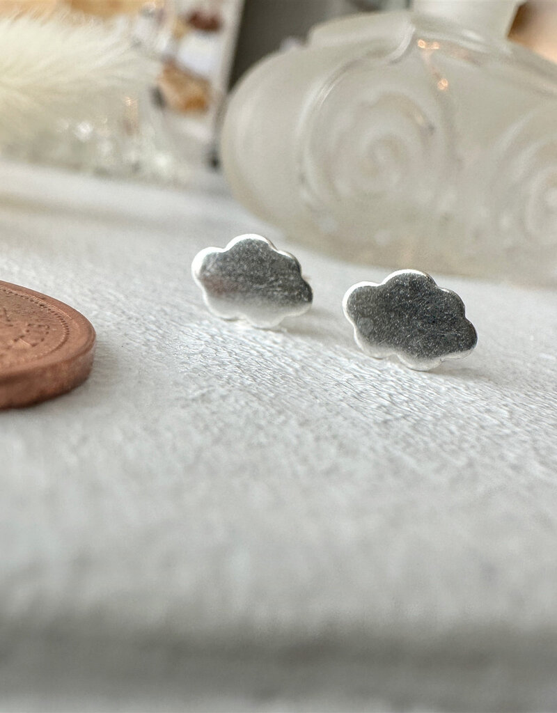 PIKA&BEAR 'Nephos' Tiny Cloud Stud Earrings