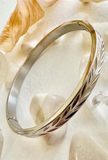 PIKA&BEAR 'Sheaf' Laurel Pattern Engraved Bangle