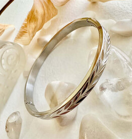 PIKA&BEAR 'Sheaf' Laurel Pattern Engraved Bangle