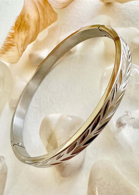 PIKA&BEAR 'Sheaf' Laurel Pattern Engraved Bangle