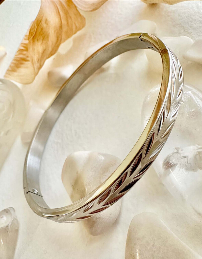 PIKA&BEAR 'Sheaf' Laurel Pattern Engraved Bangle