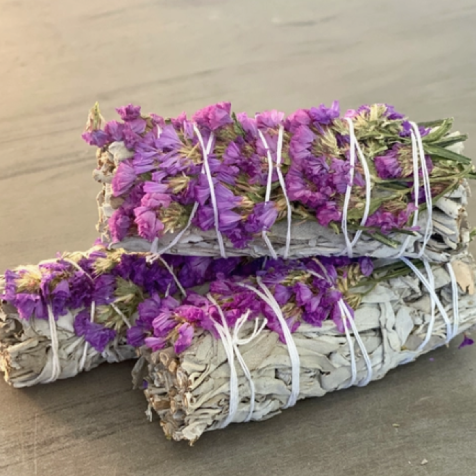 PICKI NICKI White Sage Smudge Sticks with Dried Purple Sinuata