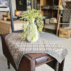 Pine Creek Saratoga Black over Tan Table Square - 52"