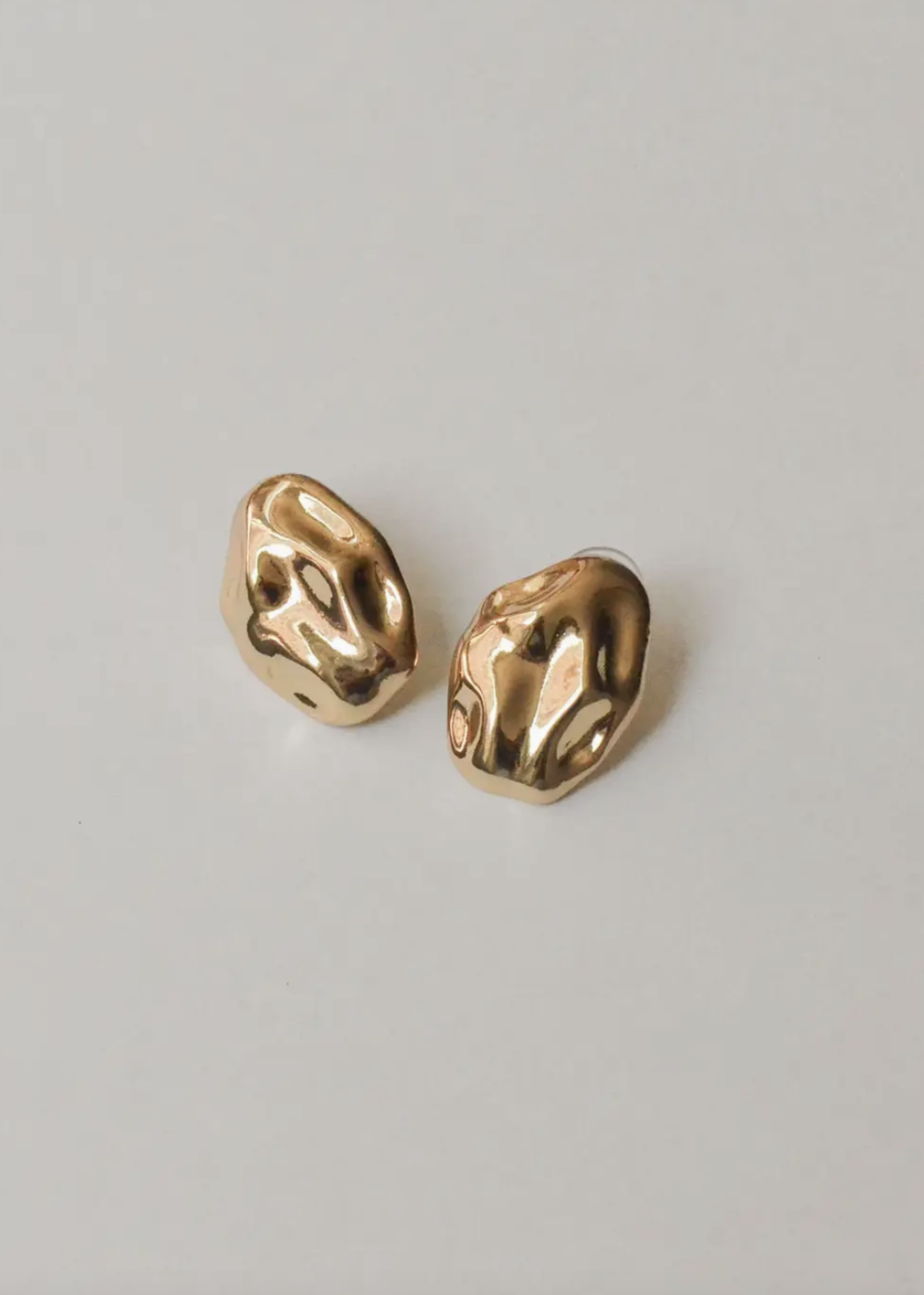 Narsha Oval Textured Metal Post