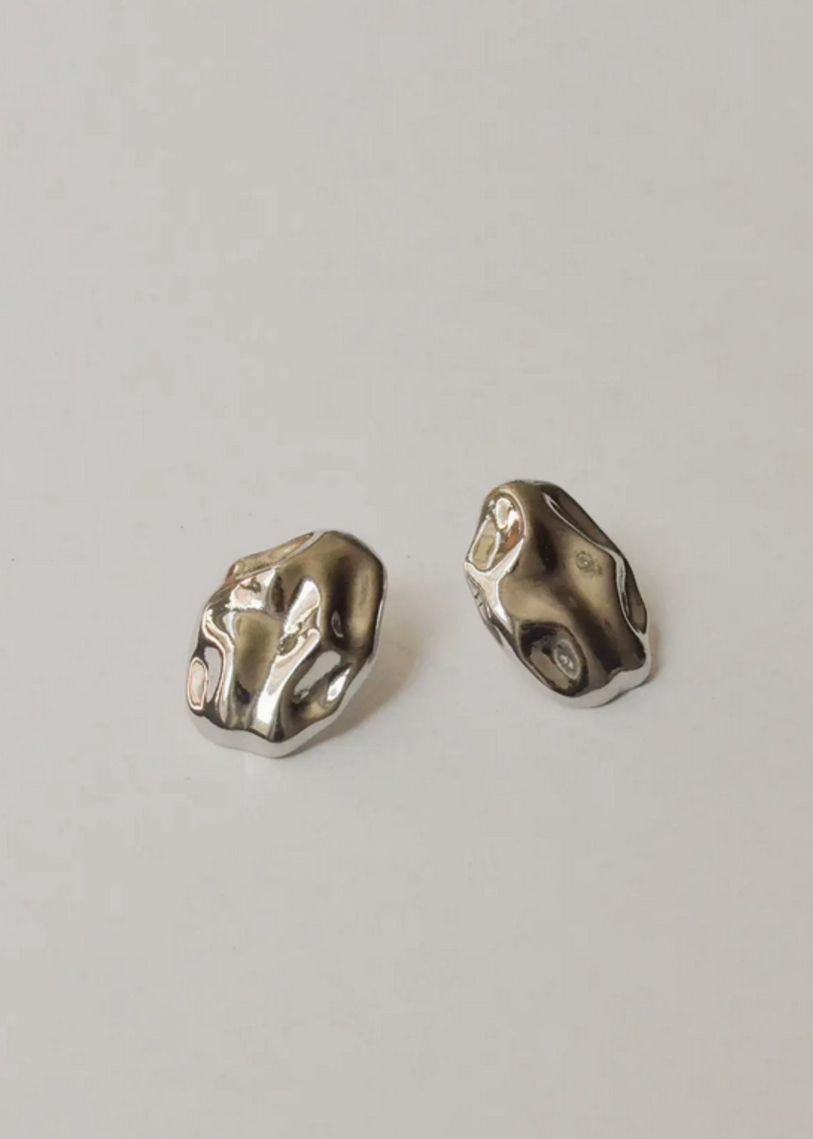 Narsha Oval Textured Metal Post