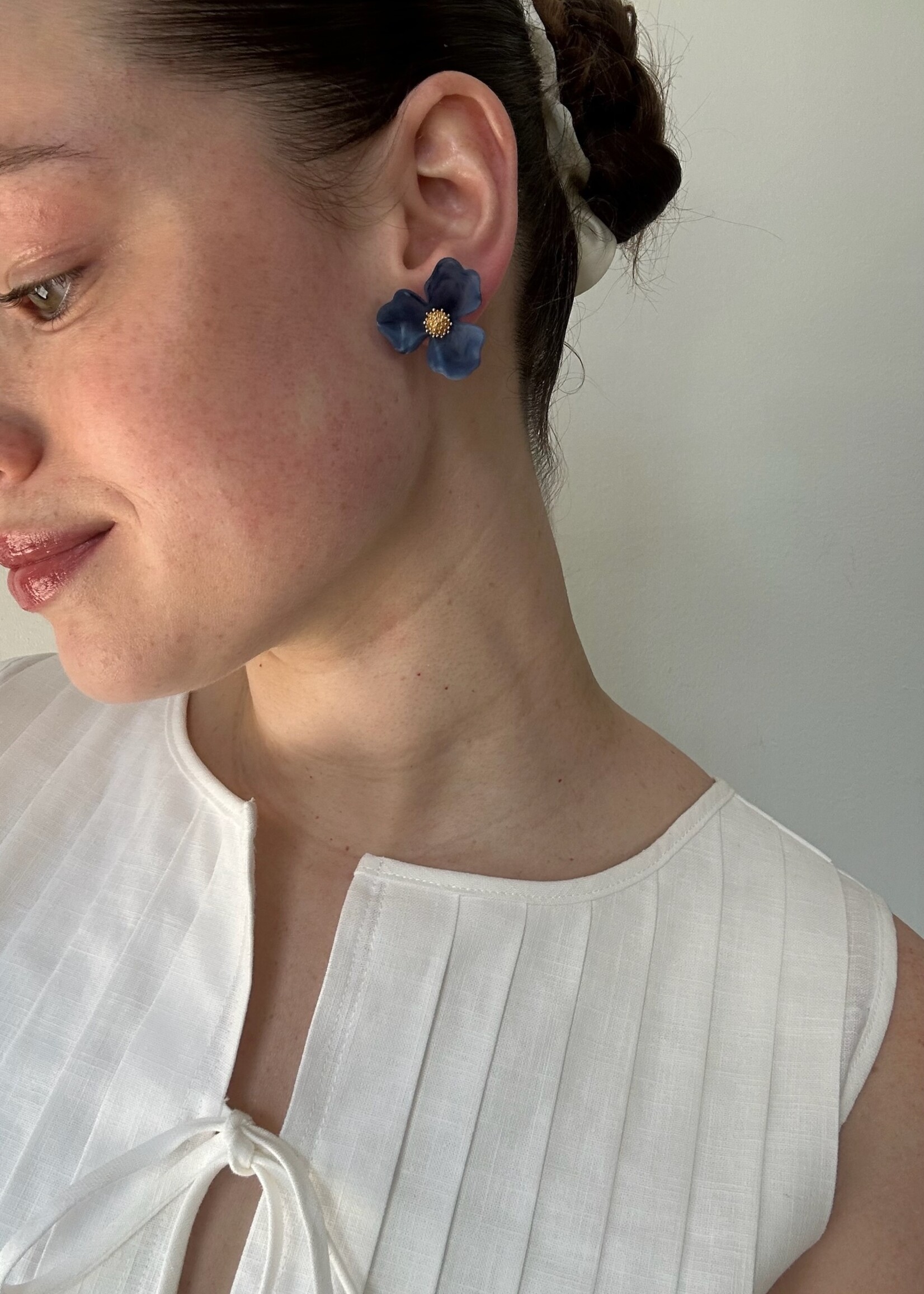 NAHMU Frosted Floral Stud