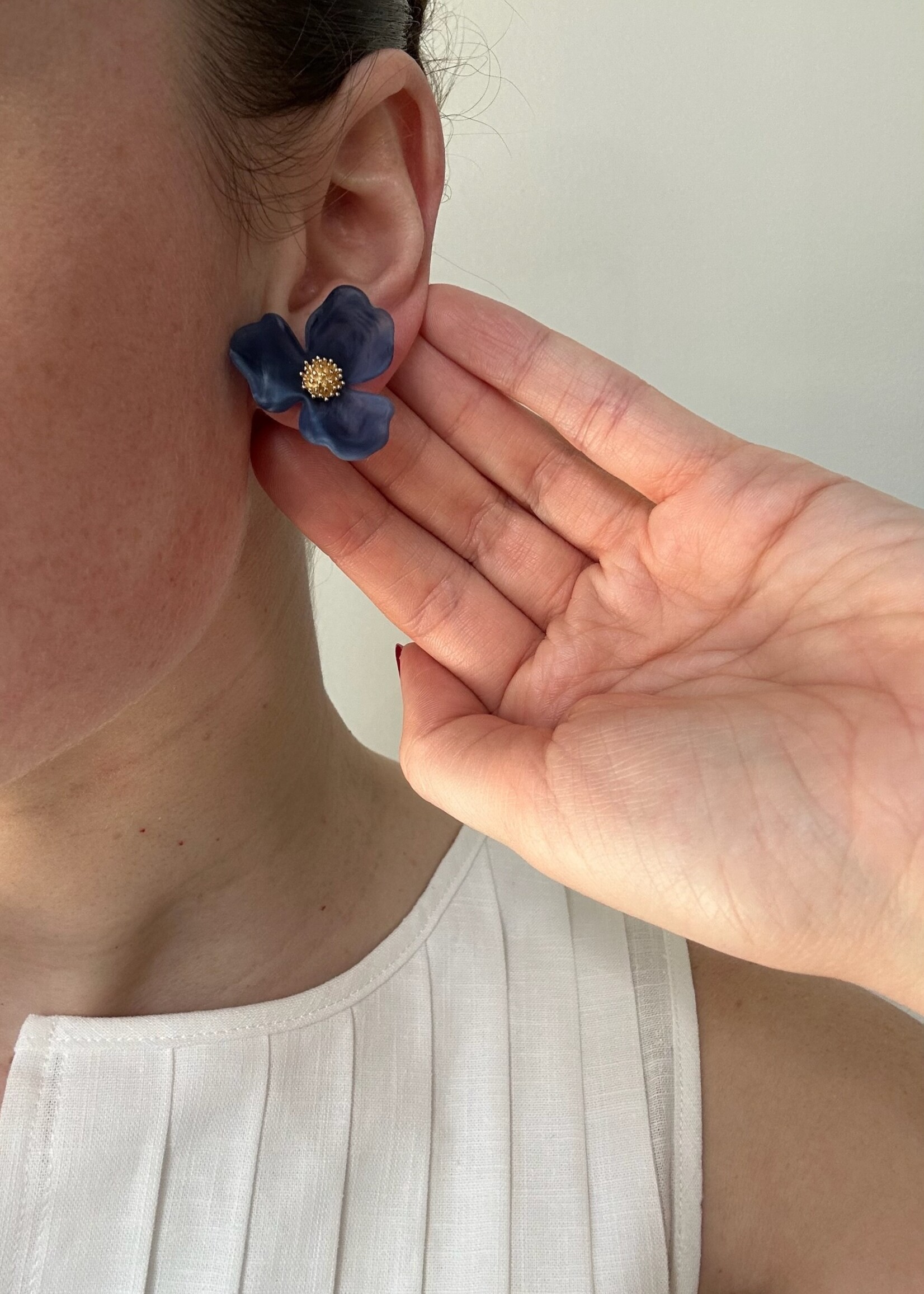 NAHMU Frosted Floral Stud