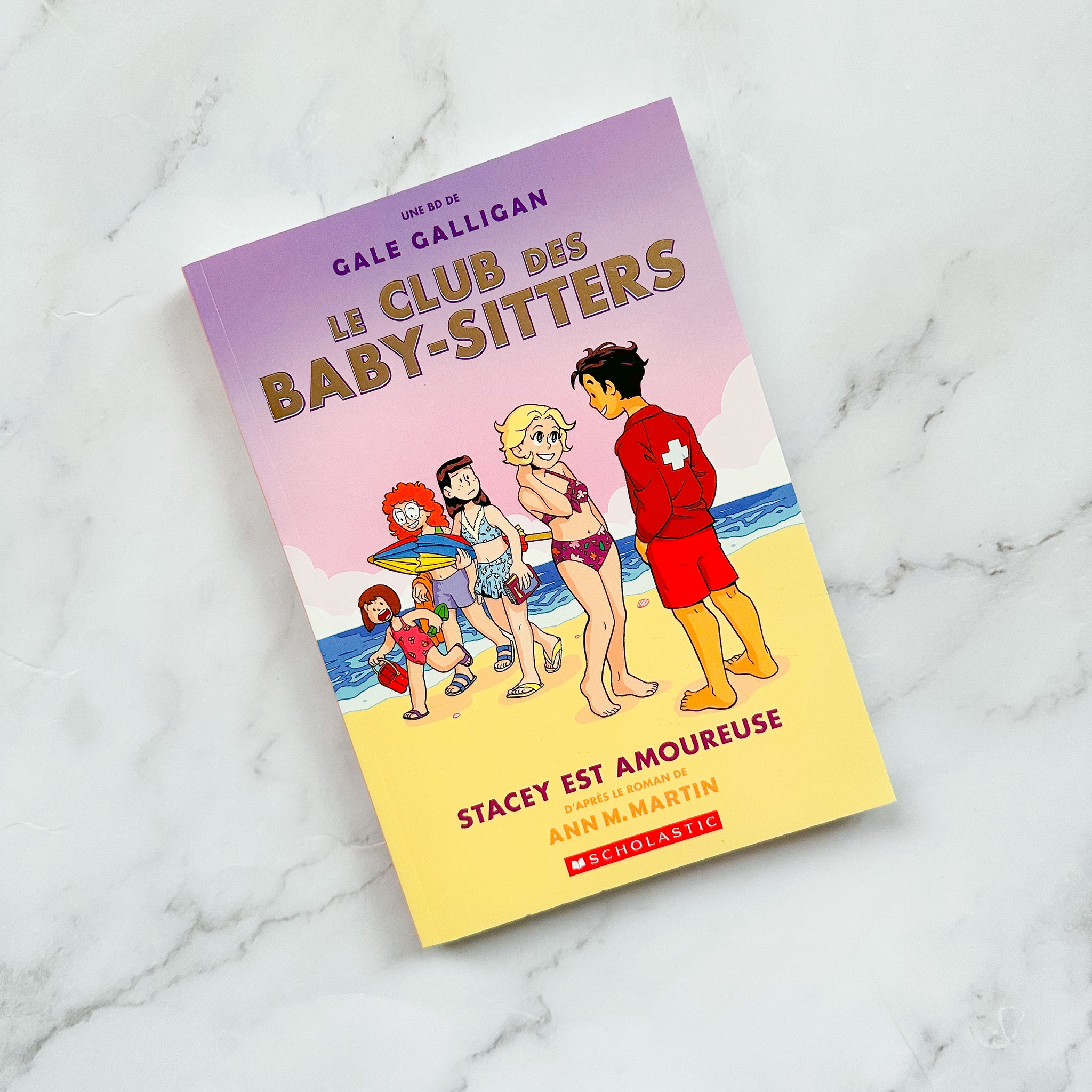 LIVRE - CLUB DES BABY-SITTERS : STACEY EST AMOUREUSE - La Petite Penderie, image size:2048x2048