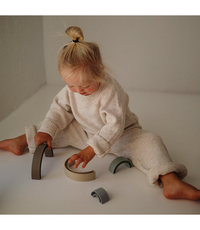 MUSHIE JOUET À EMPILER RAINBOW - HILLSIDE