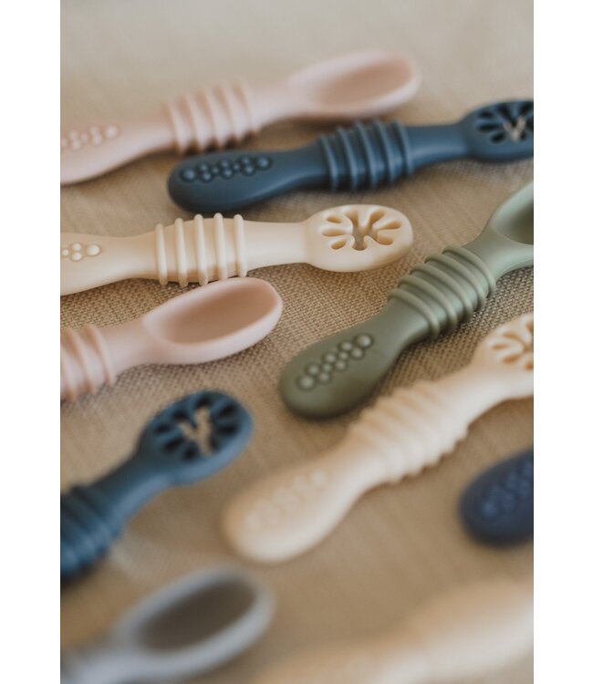 MICASSO & CO CUILLÈRES D'APPRENTISSAGE EN SILICONE - BLEU PÂLE & BLANC CRÈME