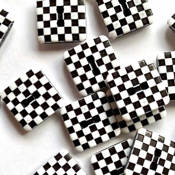 TGB4904 Black & White Checker Sewing Buttons - 18mm