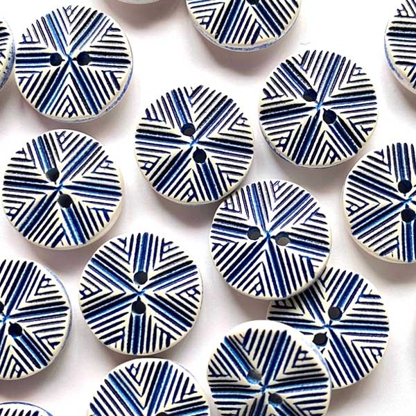 TGB4598 Off White With Navy Ridge Sewing Buttons - 18mm