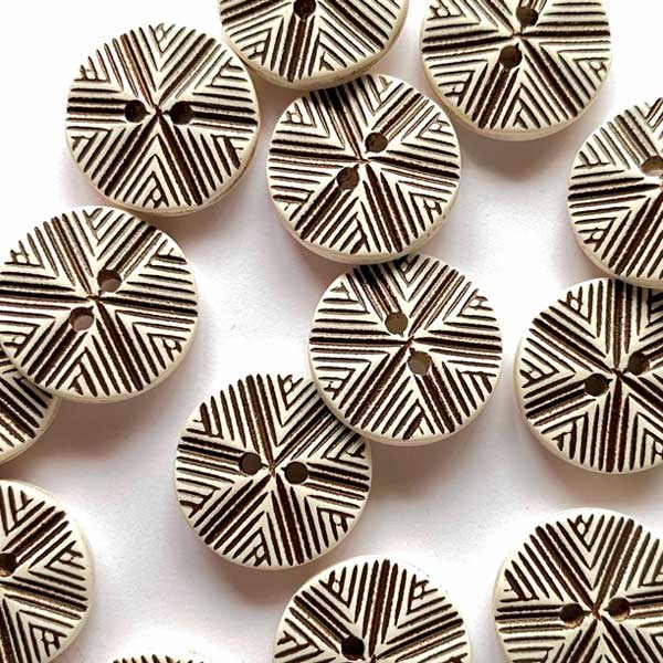 TGB4599 Off White With Black Ridge Sewing Buttons - 18mm