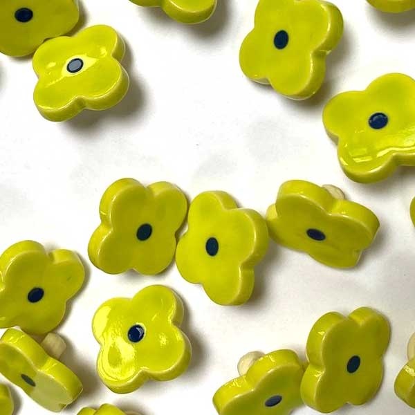 TGB5180 Lime Flower Sewing Buttons - 12mm
