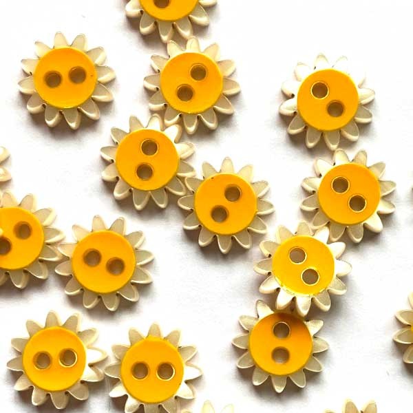 TGB4438 Daisy Yellow Center Sewing Buttons - 12mm