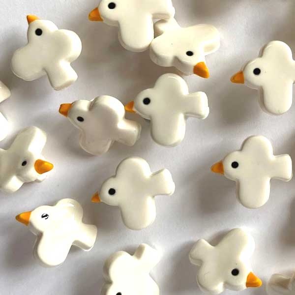 TGB5626 Glossy Off White Bird Sewing Buttons - 12mm