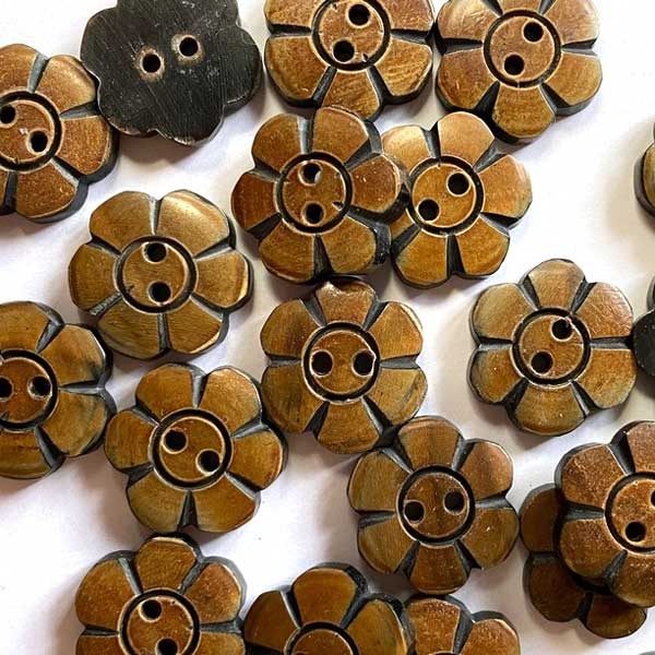 TGB5361 Ginger Horn Flower Sewing Buttons - 18mm