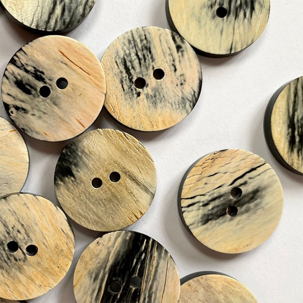 TGB3995 Cream & Black Horn Sewing Buttons - 25mm