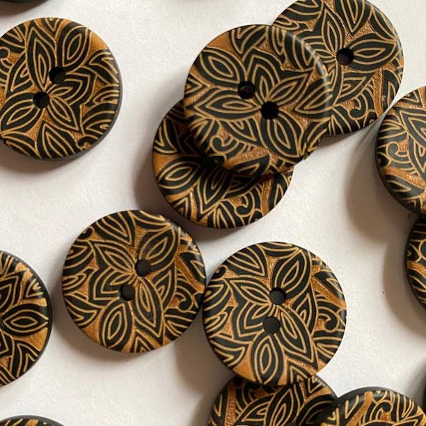 TGB4803 Black Horn Leaf Sewing Buttons - 18mm