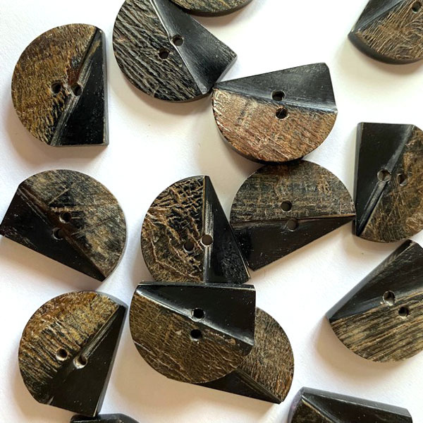 Textile Garden TGB2181 Contemporary Black Brown Horn Button 18mm