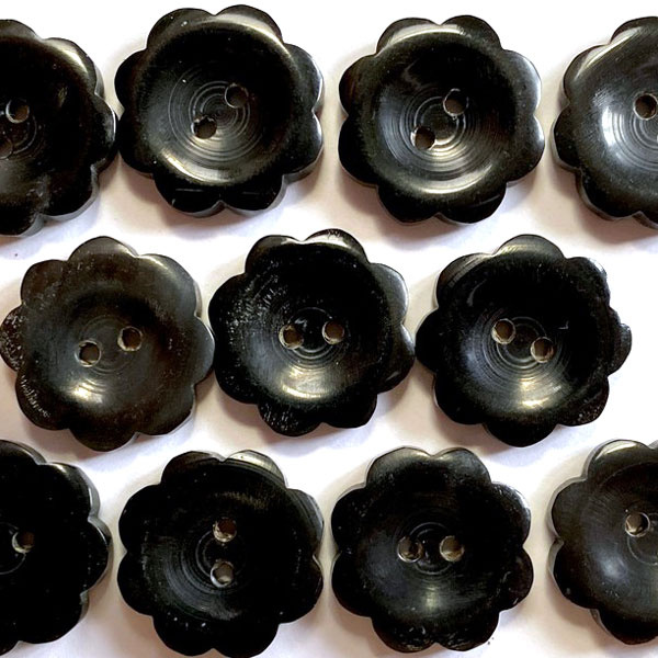 TGB5360 Black Horn Flower Sewing Buttons – 22mm