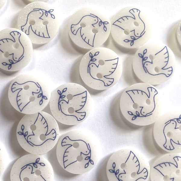 Textile Garden TGB5705 Off White Button Blue Peace Bird 12mm