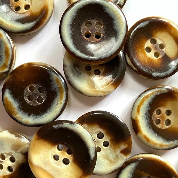 TGB5647 Recycled Horn Sewing Buttons – 25mm