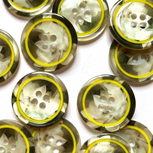 Textile Garden TGB5969 Mottled Shell Button with Yellow Rim - 20mm