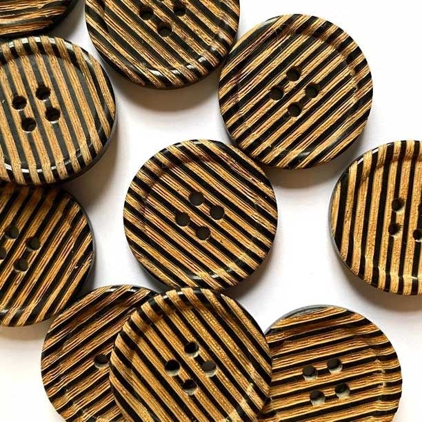 Textile Garden TGB5947 Black Horn Laser Stripe Sewing Button – 23mm