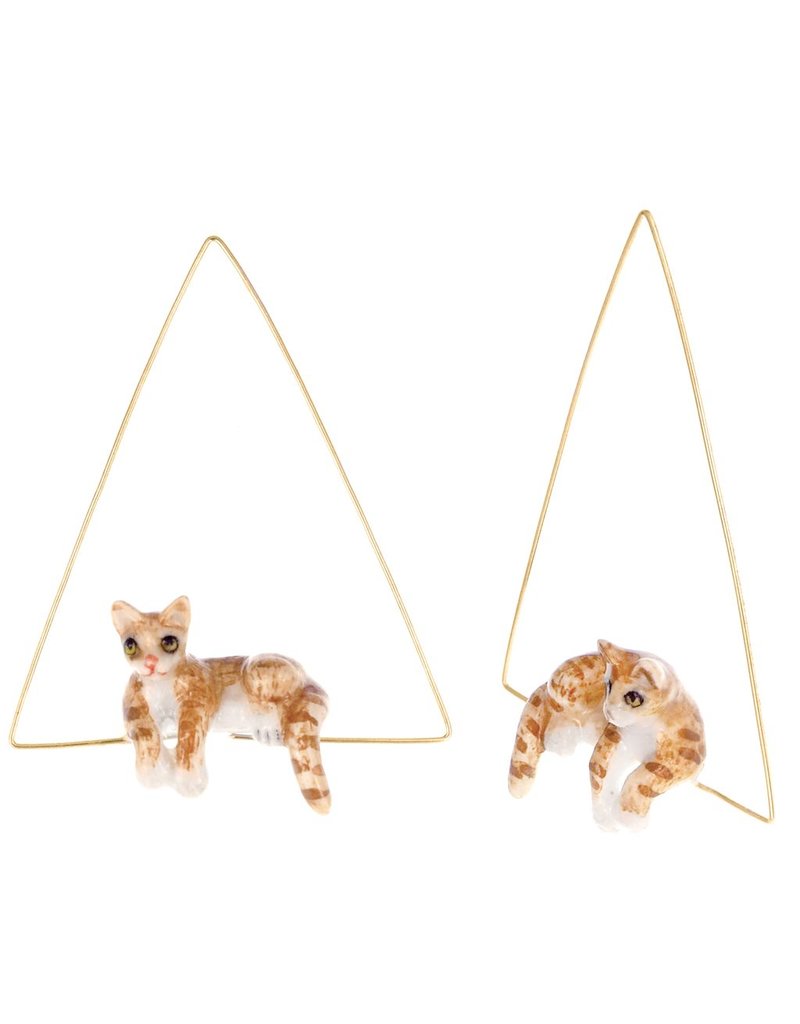 Nach Lying ginger cat traingle E