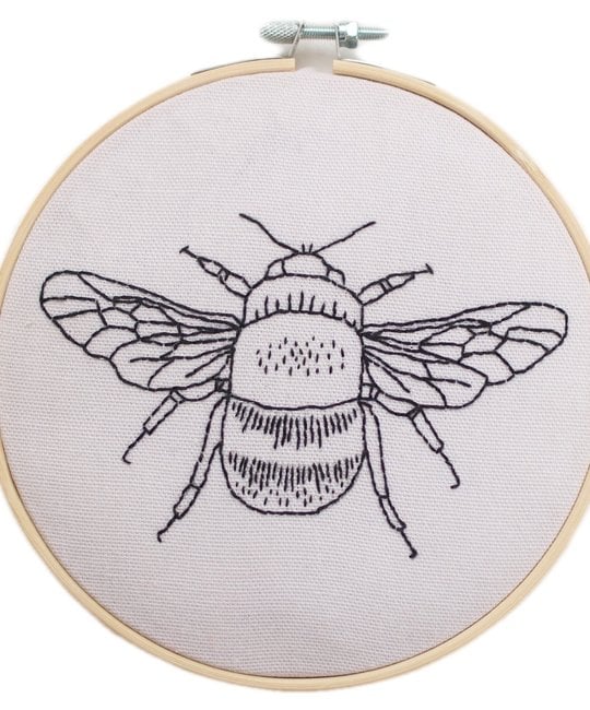 Cotton Clara Cotton Clara - Oatmeal Bee Hoop Embroidery Kit