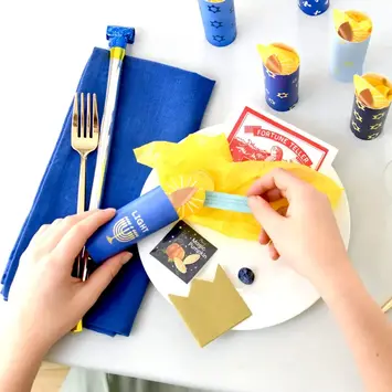 TOPS Malibu TOM PS - Hanukkah Tabletop Surprise Candle (assorted)