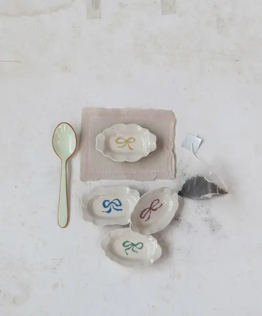 Creative Co-Op - CCO CCO HG - Small Scalloped Edge Dish with Bow, Assorted Colors
