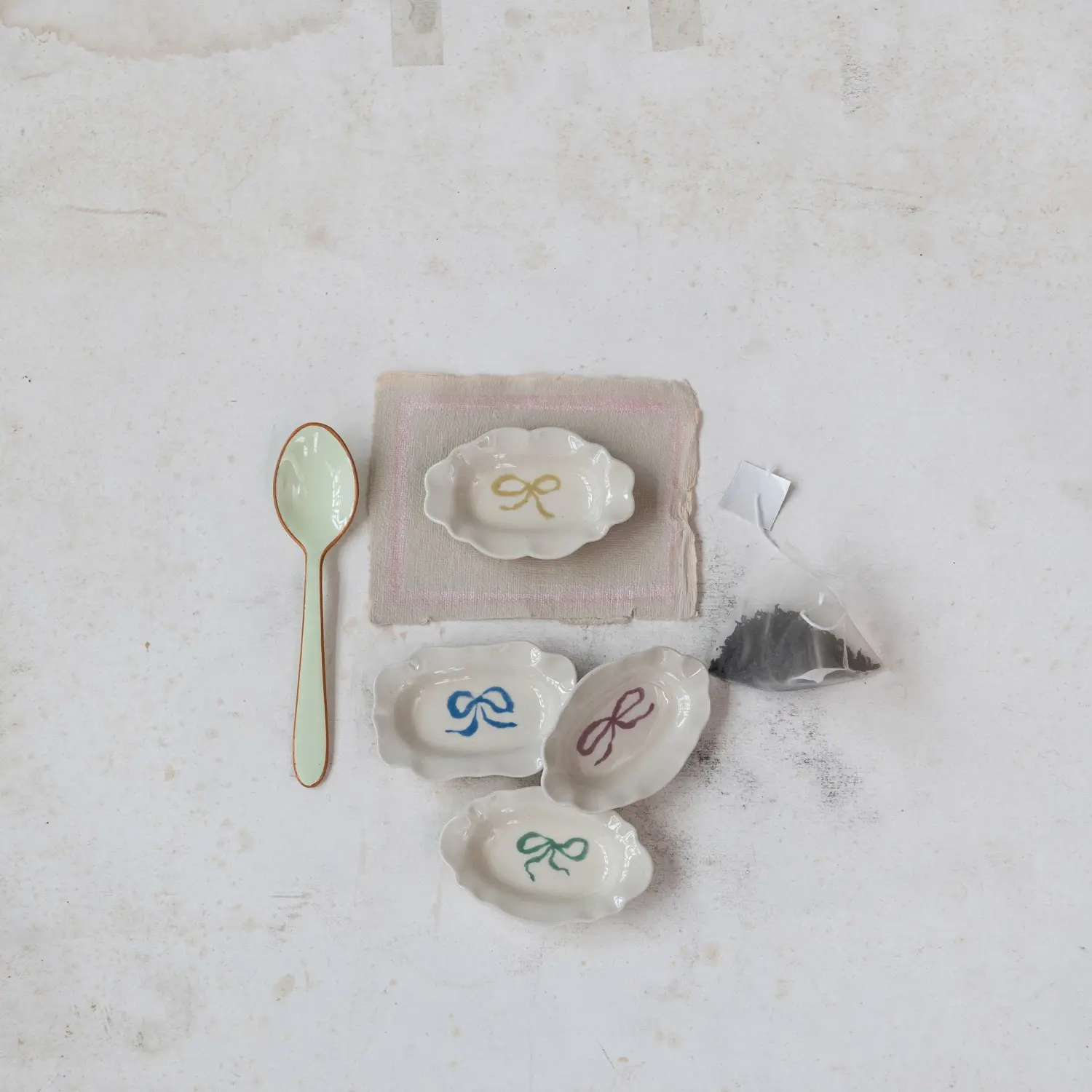 Creative Co-Op - CCO CCO HG - Small Scalloped Edge Dish with Bow, Assorted Colors