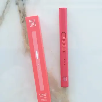 Botanica - BOT BOT CAAC - Flameless USB-C Rechargeable Lighter, Strawberry