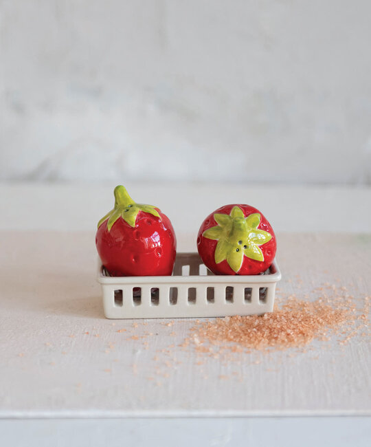 Creative Co-Op - CCO CCO HG - Strawberry Shaped Salt & Pepper Shaker Set of 2 with Basket
