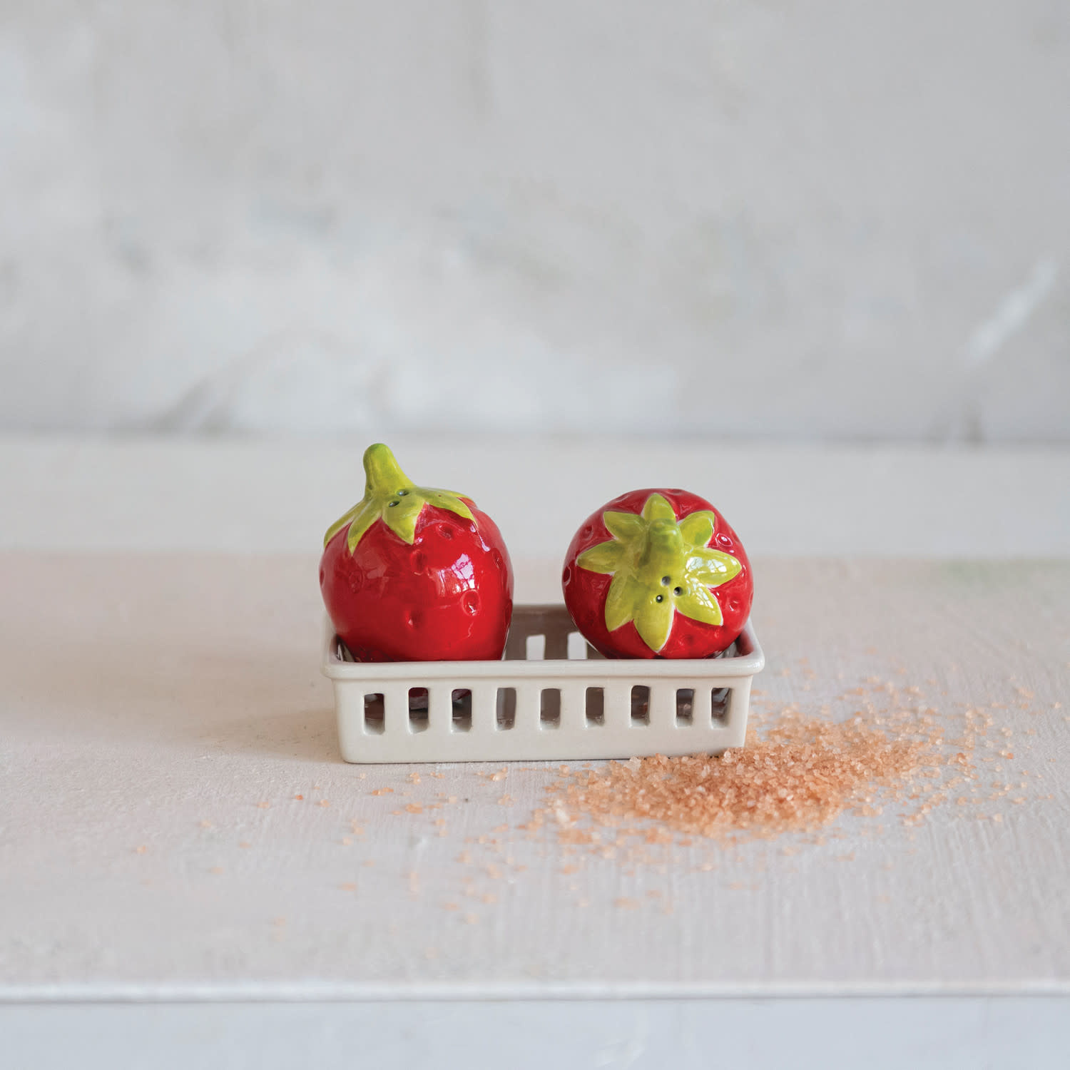 Creative Co-Op - CCO CCO HG - Strawberry Shaped Salt & Pepper Shaker Set of 2 with Basket