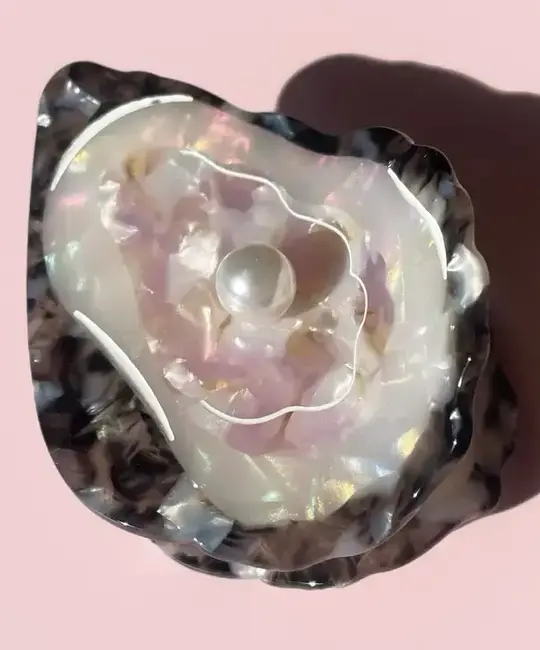 LIC ACHA - Oyster with Pearl Claw Hair Clip