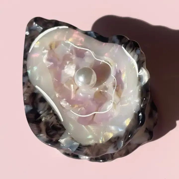 LIC ACHA - Oyster with Pearl Claw Hair Clip