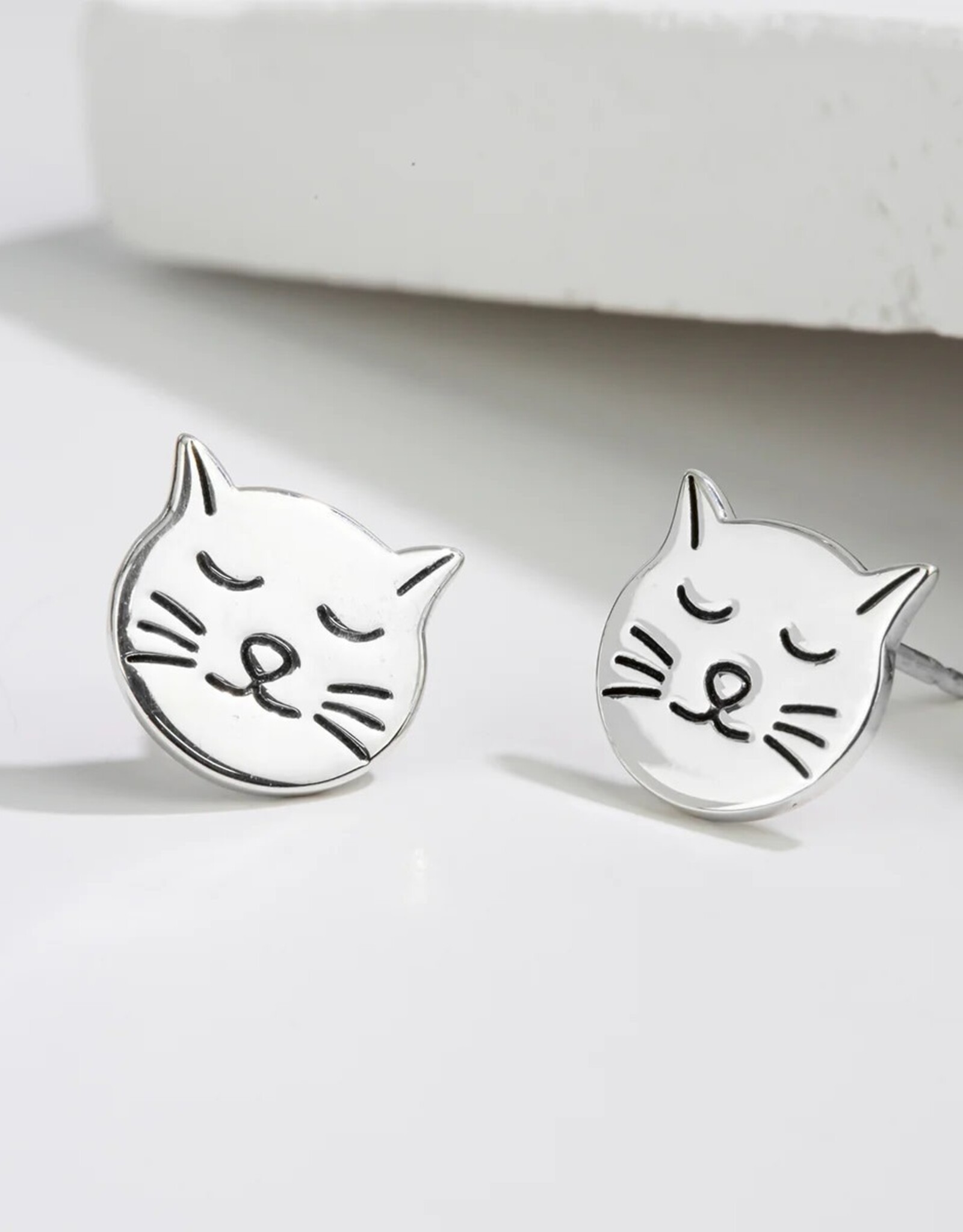 Boma SLEEPY CAT FACE STUD EARRING - sterling silver