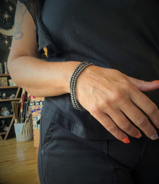 Hematite & Onyx bead 4" bracelete