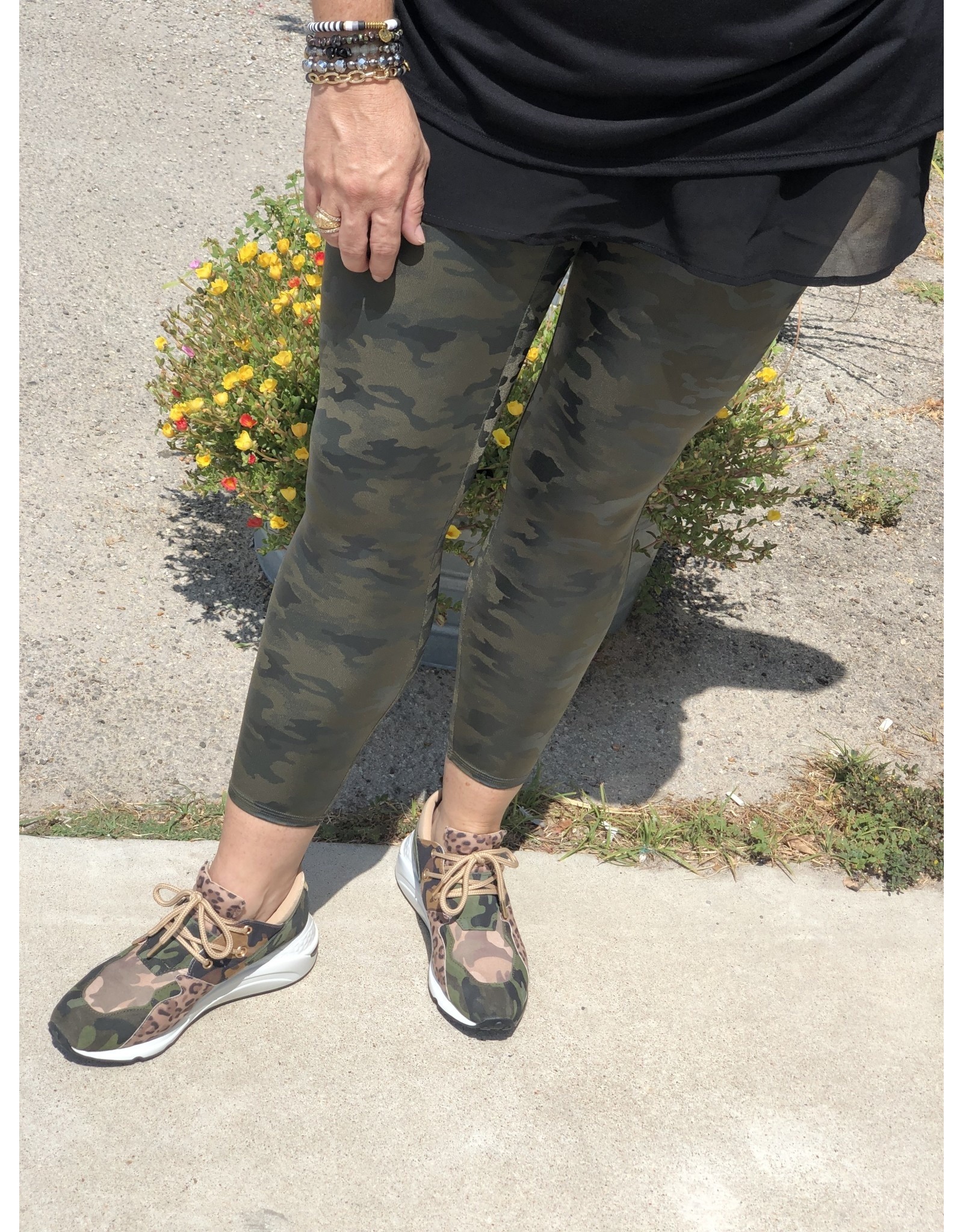 Spanx Faux Leather Camo Leggings in Matte Green Camo - Size Large – Chic  Boutique Consignments