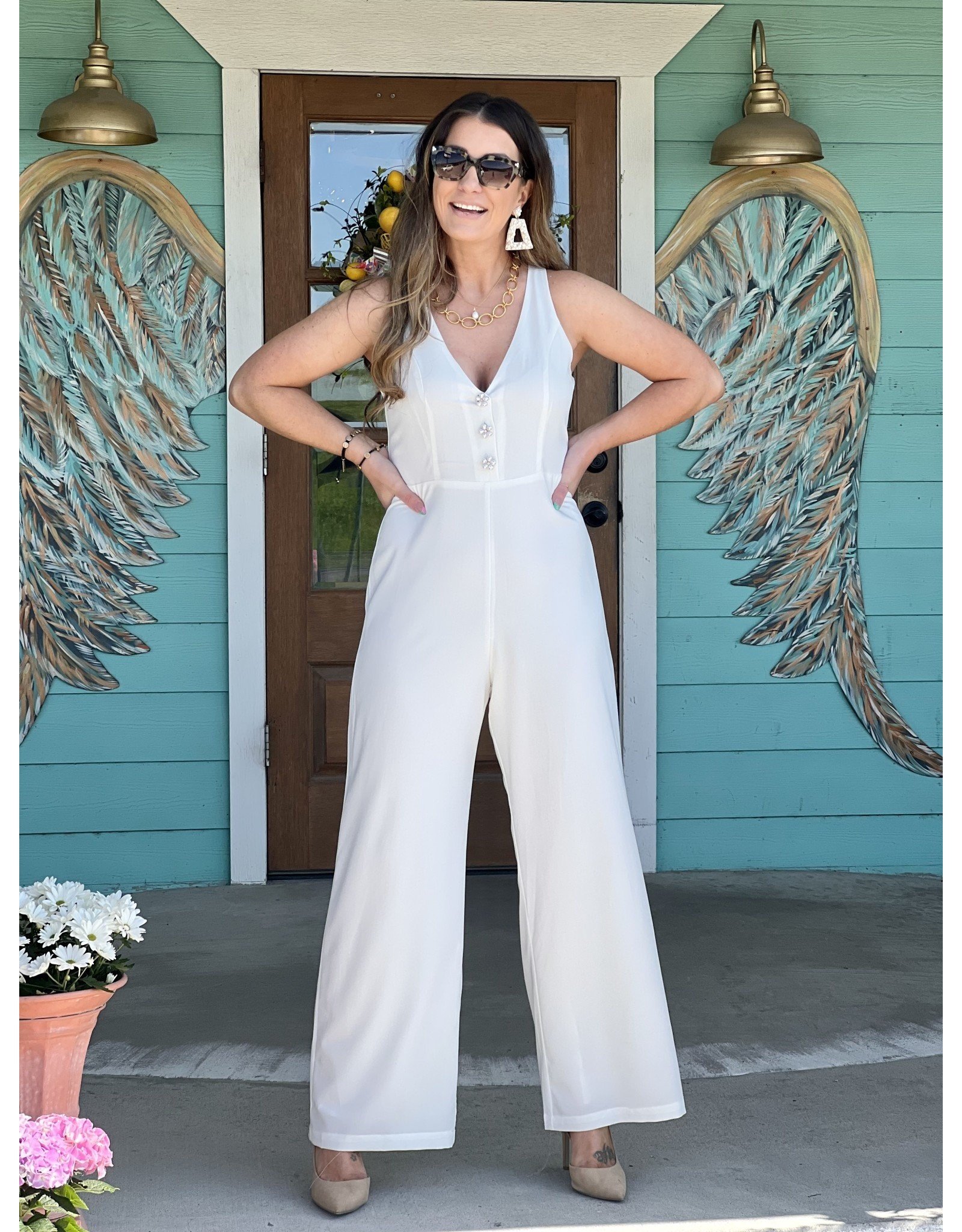 https://cdn.shoplightspeed.com/shops/612314/files/54105786/1600x2048x2/white-pearl-button-jumpsuit.jpg