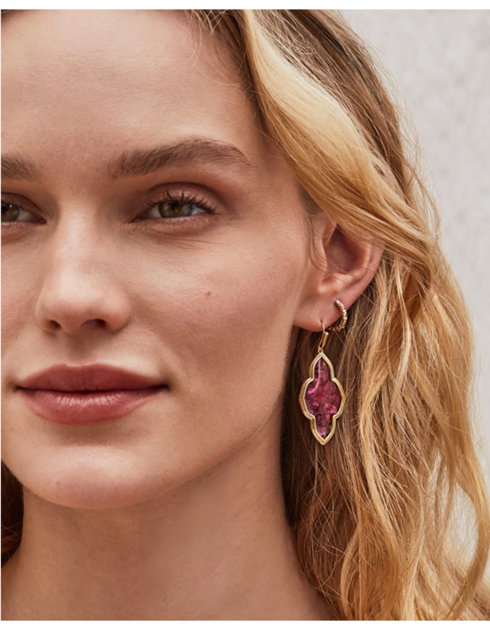 Kendra Scott FRMD ABBIE DROP EAR GOLD BURGUNDY ILLSN