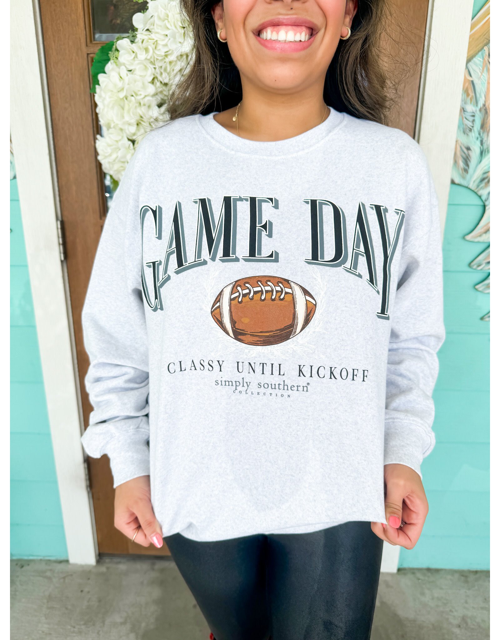 Simply Southern Gameday Classy til Kickoff Sweatshirt