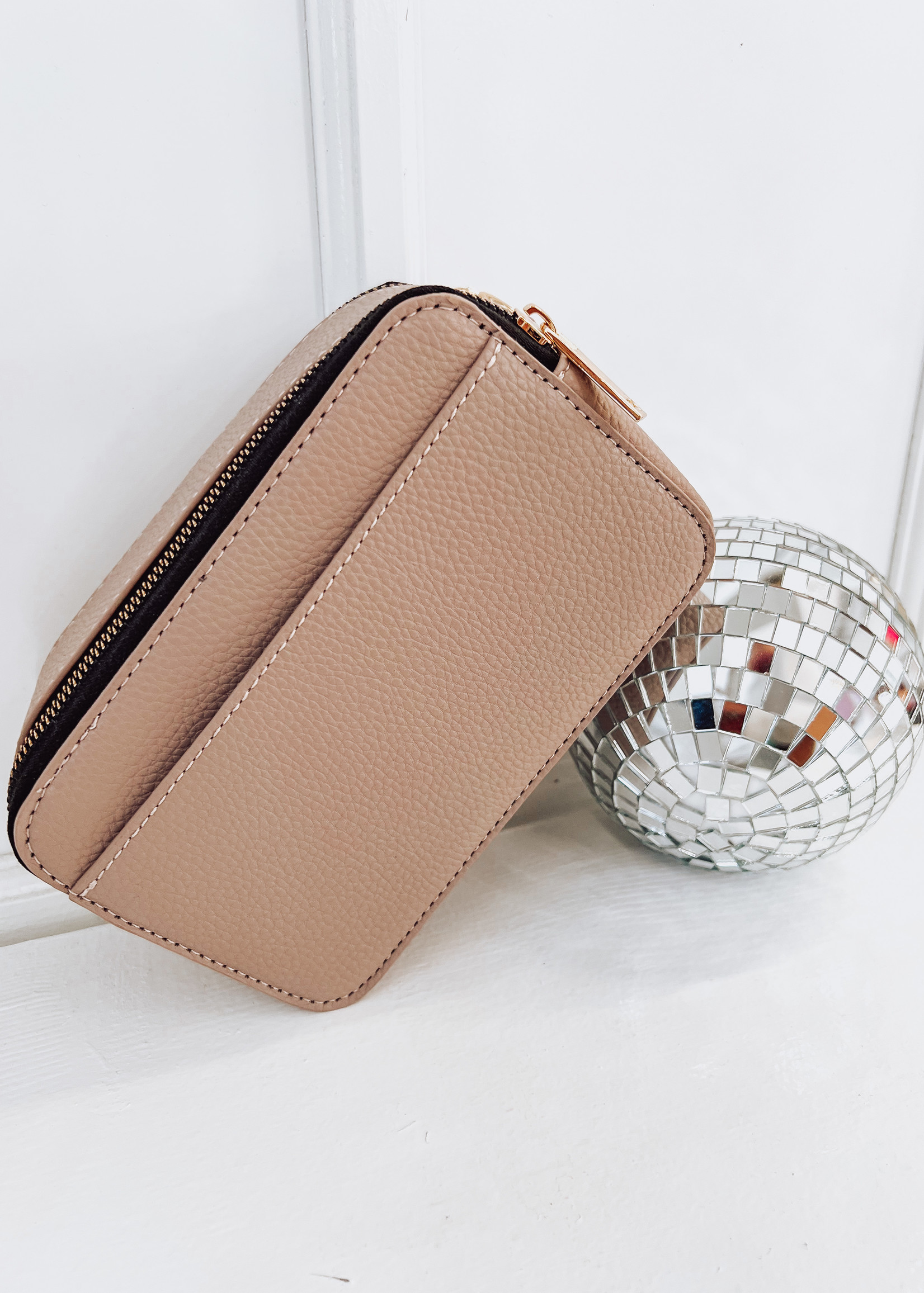 https://cdn.shoplightspeed.com/shops/612394/files/51766343/1652x2313x1/assorted-kedzie-crossbody-purse.jpg