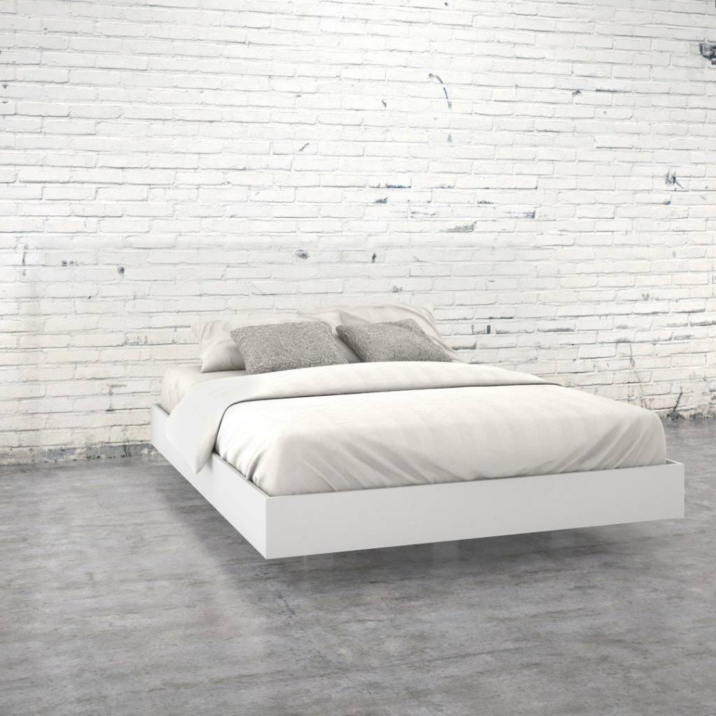 Белая кровать без изголовья